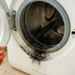 Traces noires dans la machine à laver : causes et solutions pour les éliminer